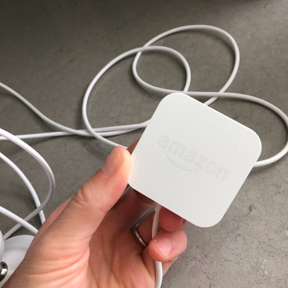 EUC: Amazon Echo Look Styling Assistant - Picture 9 of 11